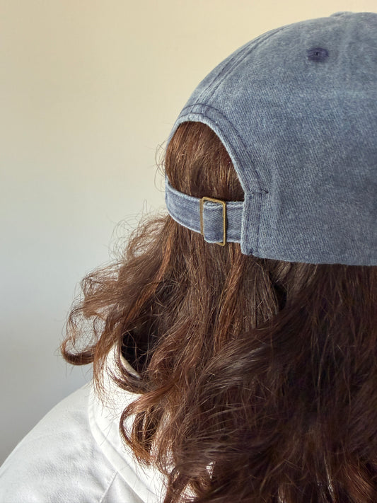 Cappello con visiera "scrivimi quando arrivi"