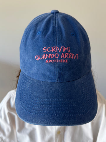 Cappello con visiera "scrivimi quando arrivi"