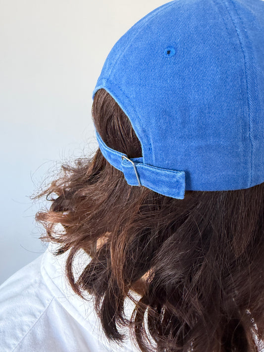 Cappello con visiera "scrivimi quando arrivi"