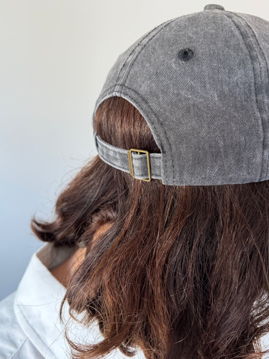 Cappello con visiera “Ma che ne sanno i 2000"
