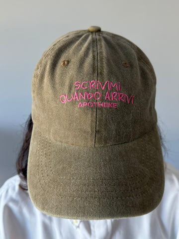 Cappello con visiera "scrivimi quando arrivi"