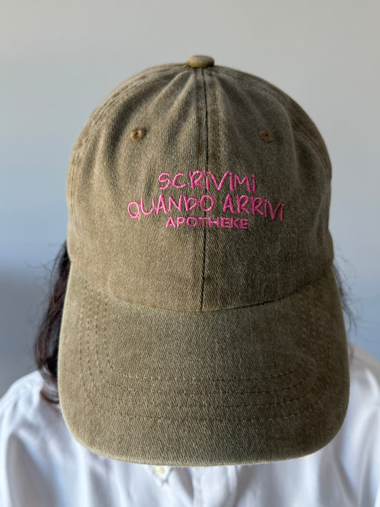 Cappello con visiera "scrivimi quando arrivi"