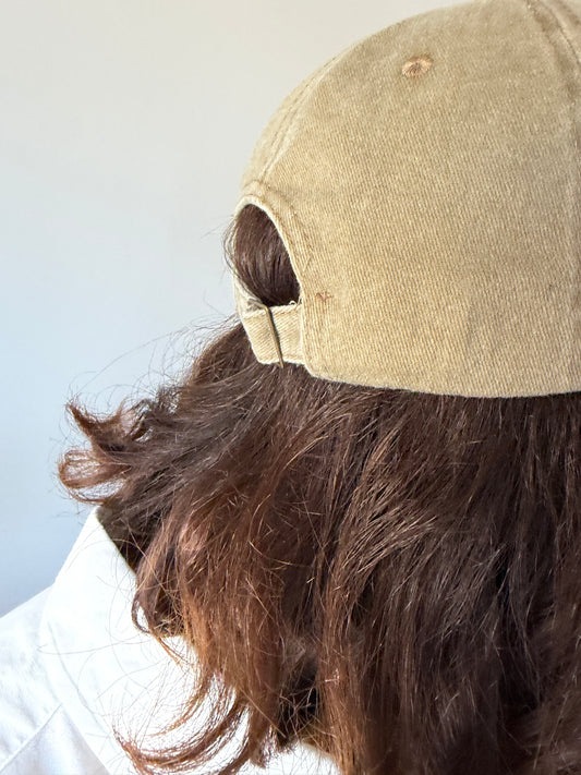 Cappello con visiera "scrivimi quando arrivi"