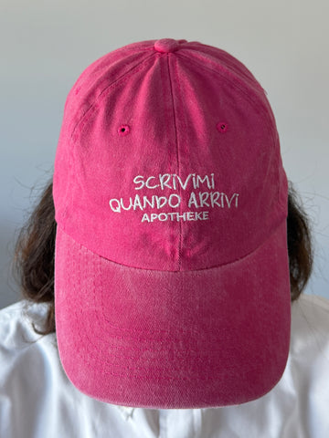 Cappello con visiera "scrivimi quando arrivi"