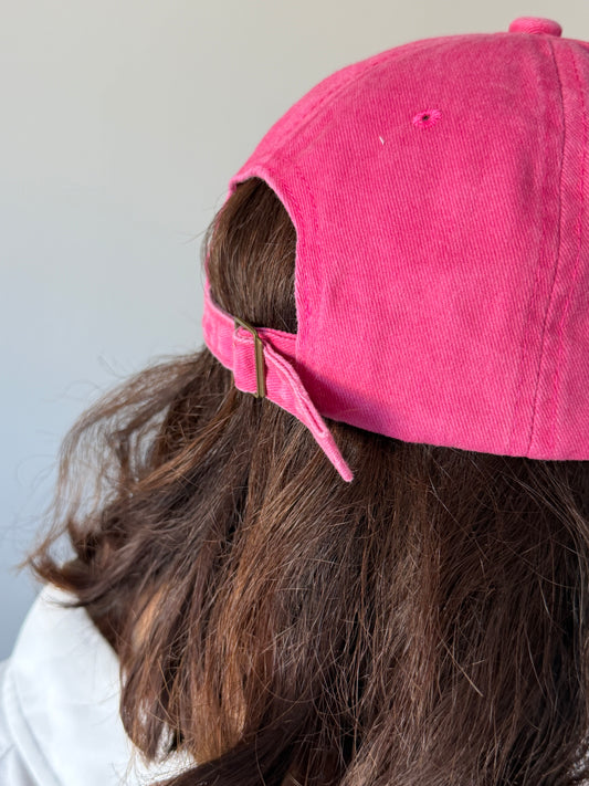Cappello con visiera "scrivimi quando arrivi"