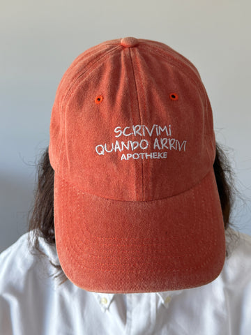Cappello con visiera "scrivimi quando arrivi"