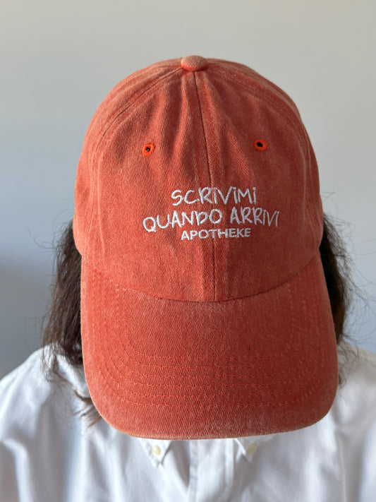 Cappello con visiera "scrivimi quando arrivi"