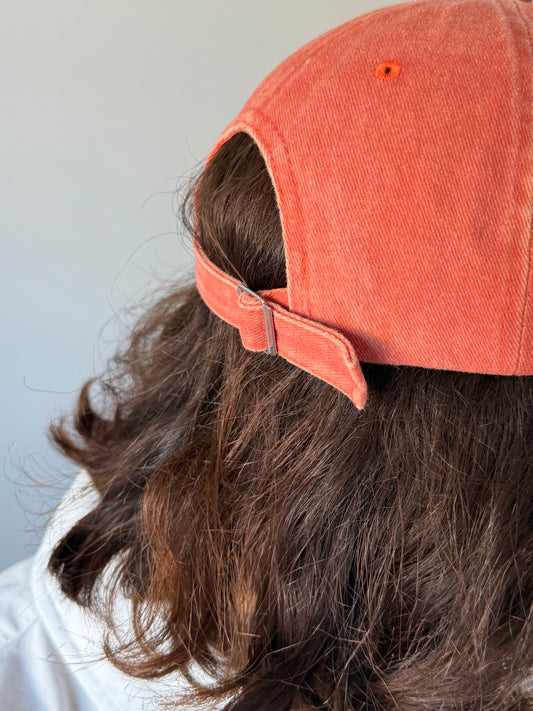 Cappello con visiera "scrivimi quando arrivi"