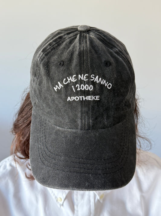 Cappello con visiera “Ma che ne sanno i 2000”