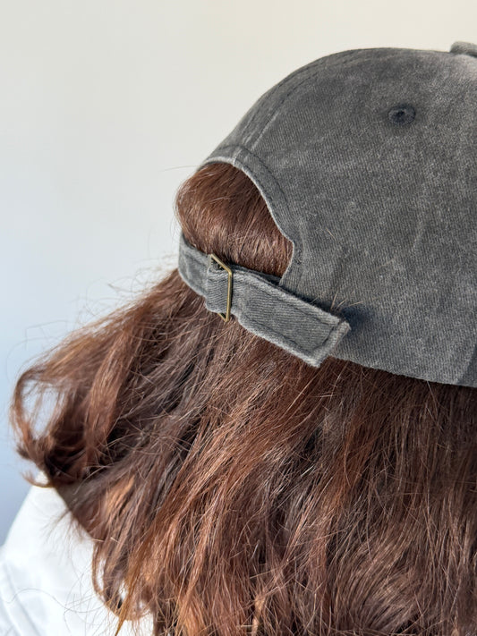 Cappello con visiera “Ma che ne sanno i 2000”