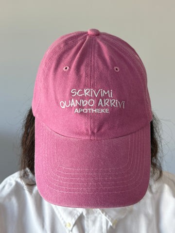 Cappello con visiera "scrivimi quando arrivi"