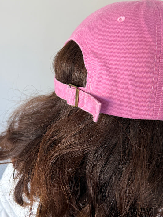 Cappello con visiera "scrivimi quando arrivi"