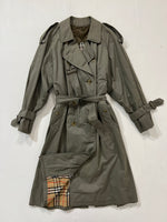 Carica l&#39;immagine nel visualizzatore di Gallery, Trench vintage Burberry doppiopetto tg XL
