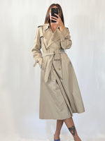 Carica l&#39;immagine nel visualizzatore di Gallery, Trench vintage Burberry doppiopetto tg S/M
