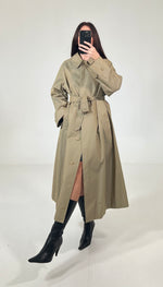 Carica l&#39;immagine nel visualizzatore di Gallery, Trench vintage Burberry con cinta tg L
