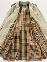 Carica l&#39;immagine nel visualizzatore di Gallery, Trench vintage Burberry doppiopetto tg S/M
