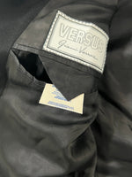 Carica l&#39;immagine nel visualizzatore di Gallery, Blazer vintage Versace nera cashmere tg L
