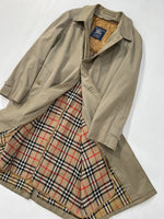 Carica l&#39;immagine nel visualizzatore di Gallery, Trench vintage Burberry con interno tg XL
