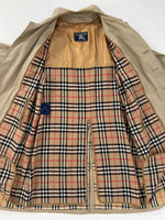 Carica l&#39;immagine nel visualizzatore di Gallery, Trench vintage Burberry con interno tg L
