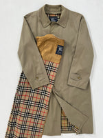 Carica l&#39;immagine nel visualizzatore di Gallery, Trench vintage Burberry con interno tg XL
