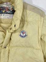 Carica l&#39;immagine nel visualizzatore di Gallery, Giacca vintage Moncler Grenoble giallo tg S
