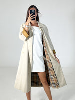 Carica l&#39;immagine nel visualizzatore di Gallery, Trench vintage Burberry beige tg S/M
