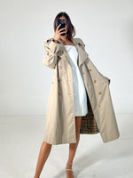 Carica l&#39;immagine nel visualizzatore di Gallery, Trench vintage Burberry doppiopetto tg M
