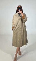 Carica l&#39;immagine nel visualizzatore di Gallery, Trench vintage Burberry biscotto tg L
