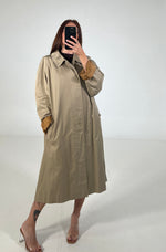 Carica l&#39;immagine nel visualizzatore di Gallery, Trench vintage Burberry biscotto tg L
