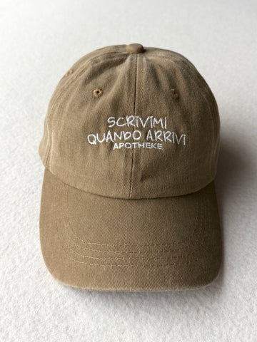 Cappello con visiera "scrivimi quando arrivi"