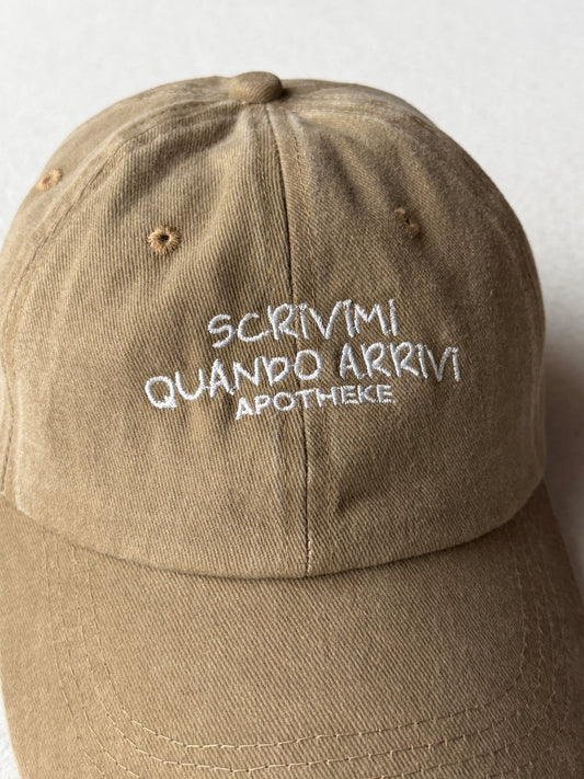 Cappello con visiera "scrivimi quando arrivi"