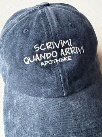Cappello con visiera "scrivimi quando arrivi"