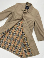 Carica l&#39;immagine nel visualizzatore di Gallery, Trench vintage Burberry biscotto tg L
