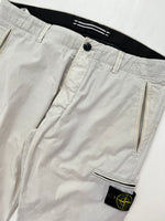 Carica l&#39;immagine nel visualizzatore di Gallery, Pantaloni vintage Stone Island bianco tg 50
