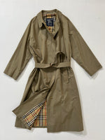 Carica l&#39;immagine nel visualizzatore di Gallery, Trench vintage Burberry con cinta tg L
