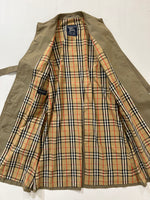 Carica l&#39;immagine nel visualizzatore di Gallery, Trench vintage Burberry con cinta tg L
