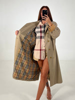 Carica l&#39;immagine nel visualizzatore di Gallery, Trench vintage Burberry biscotto tg L
